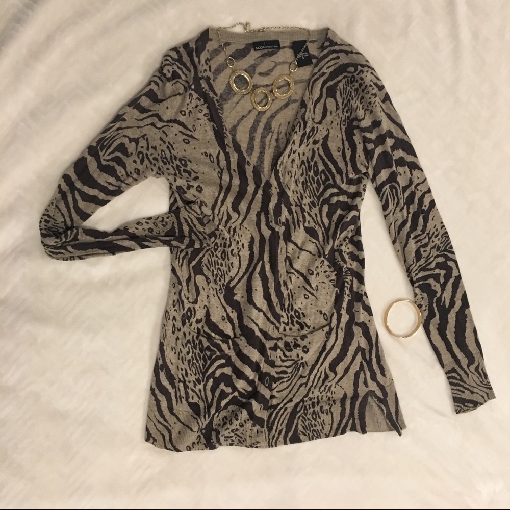 Lightweight patterned brown v-neck cardigan